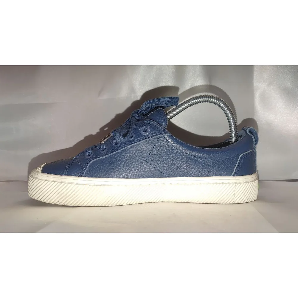 Cariuma OCA Pebbled Leather Sneaker in Marine Blue Size 8